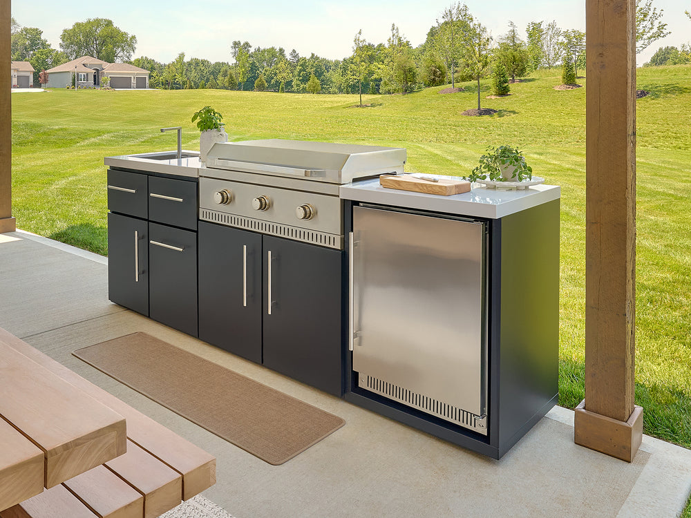Emory outdoor kitchen featuring a stainless steel griddle, engineered stone countertops, galvanized steel cabinets.