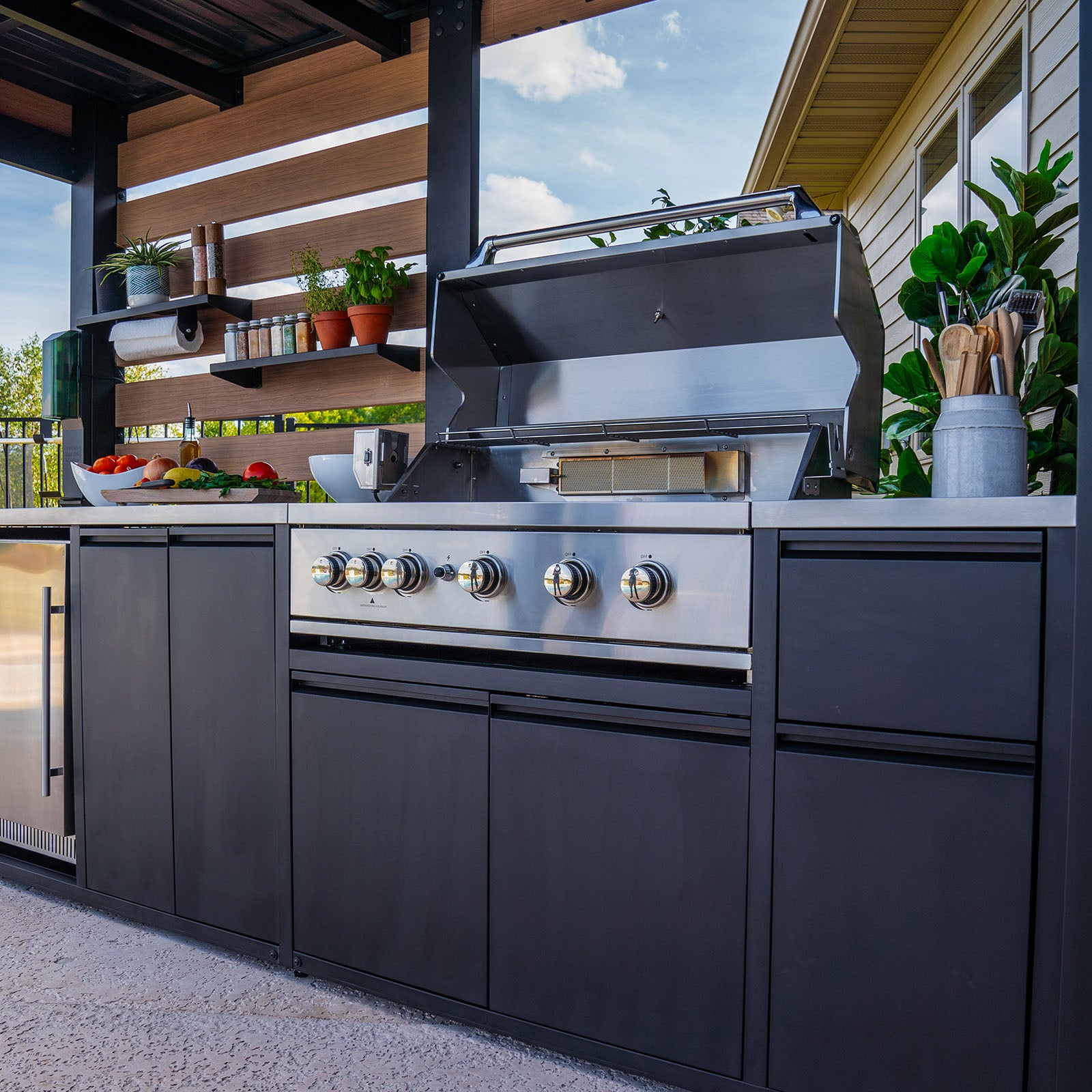 https://www.backyarddiscovery.com/cdn/shop/files/byd-outdoor-kitchens-product-page-room-to-grill.jpg?v=1697810283